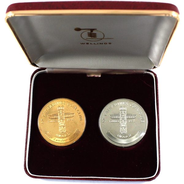 Pair of 1967 St. Catharines, ON, Canada&apos;s Centennial Medallions in Case, 2 Colours Fashion